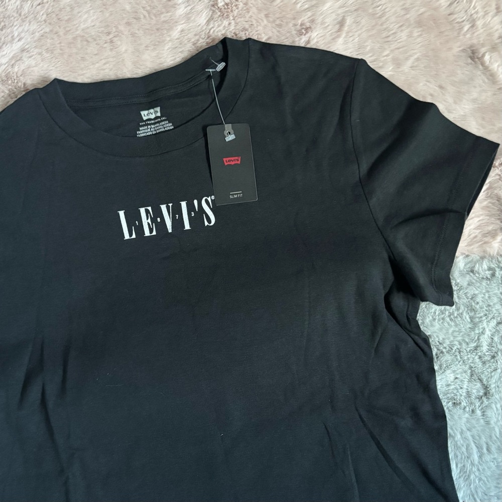 Levi’s black short sleeve top white log